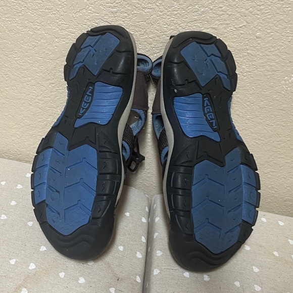 Women's Brown and Blue Outdoor Sandals. KEEN - Picture 2 of 4
